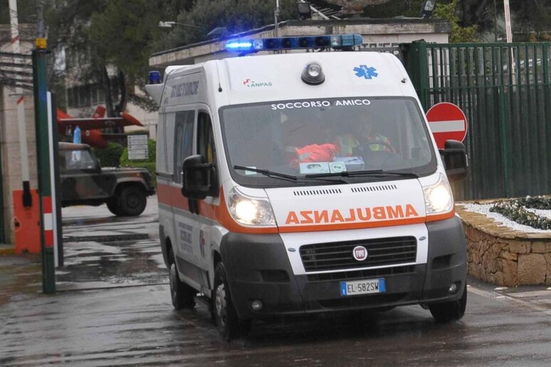 Un 'ambulanza in una foto di archivio - RIPRODUZIONE RISERVATA