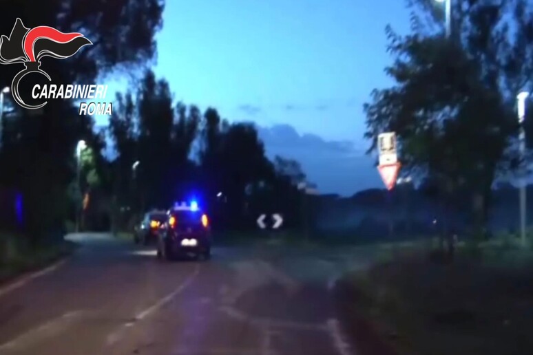 Fermo immagine tratto da un video distribuito dai Carabinieri per un ' operazione nei confronti di 10 persone appartenenti alla famiglia Spada, Ostia, 12 aprile 2016 - RIPRODUZIONE RISERVATA