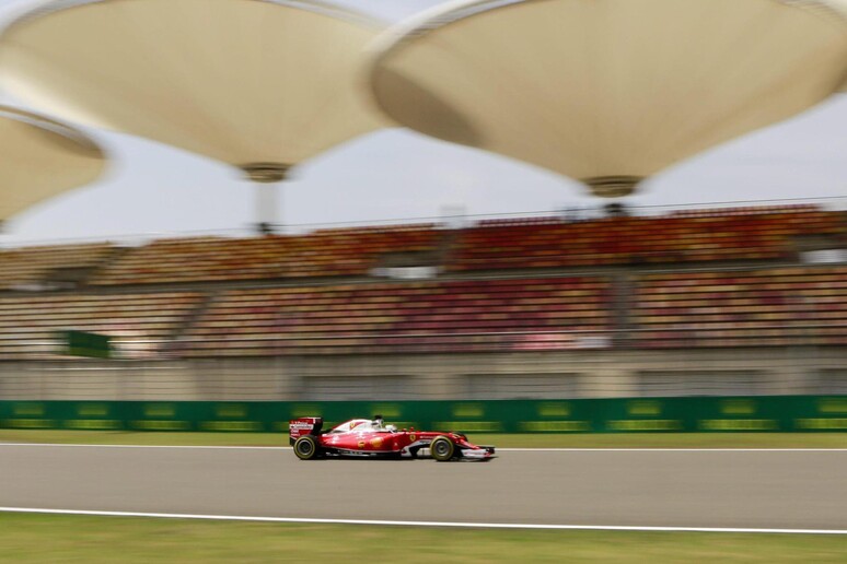 Sebastian Vettel sul circuito di Shanghai durante le prove del GP di Cina © ANSA/EPA