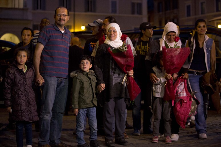 I rifugiati siriani riportati a Roma dal Papa da Lesbo © ANSA/AP