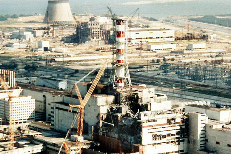 Una foto d 'archivio del primo ottobre 1986 mostra i danni all 'impianto nucleare di Chernobyl - RIPRODUZIONE RISERVATA