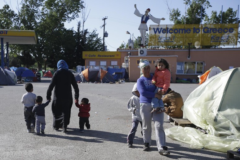Profughi a Idomeni © ANSA/AP