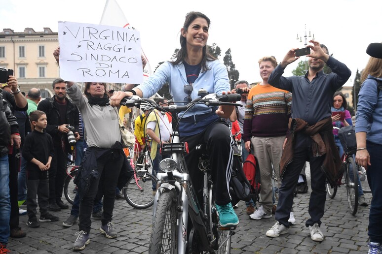 Virginia Raggi, candidata M5S a sindaco di Roma, durante la pedalata a Cinque Stelle nella Capitale il 24 aprile - RIPRODUZIONE RISERVATA