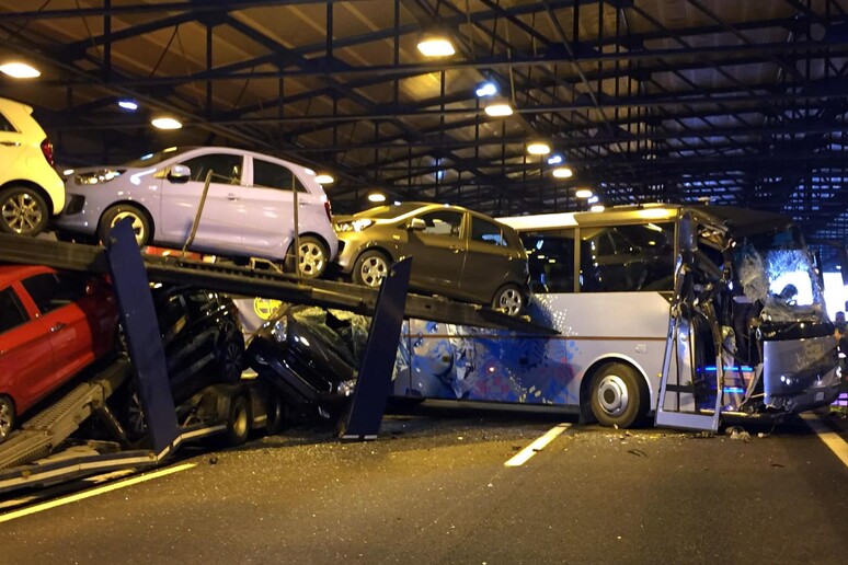 Incidenti stradali: scontro con mezzi pesanti in A1, feriti - RIPRODUZIONE RISERVATA