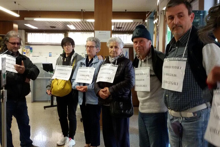 Un flash mob delle vittime del salva-banche ad Arezzo - RIPRODUZIONE RISERVATA