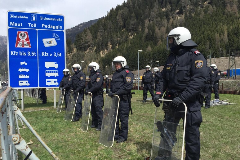 Poliziotti austriaci in assetto antisommossa - RIPRODUZIONE RISERVATA