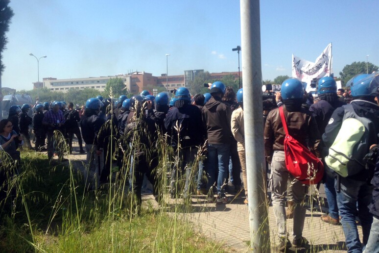 scontri manifestanti a Pisa - RIPRODUZIONE RISERVATA