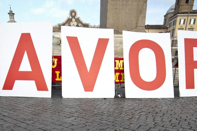 Uno striscione con la scritta  'Lavoro ' mostrato in piazza Montecitorio, archivio - RIPRODUZIONE RISERVATA