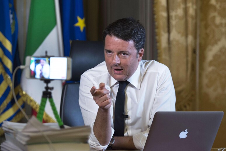 Matteo Renzi durante la diretta sui social  'Matteo risponde ' - RIPRODUZIONE RISERVATA