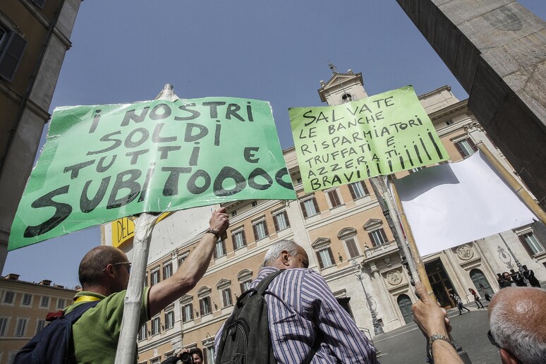 Manifestazione contro decreto salva banche a Roma - RIPRODUZIONE RISERVATA