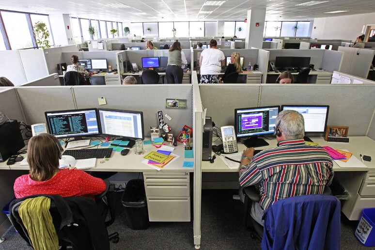 Un call center in una foto di archivio © ANSA/AP