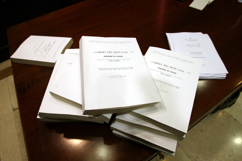fascicoli della legge di bilancio in una foto d 'arhivio - RIPRODUZIONE RISERVATA
