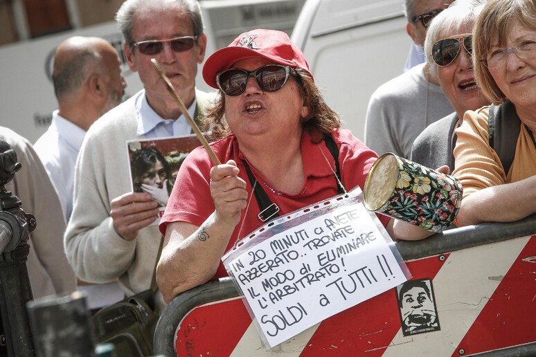 Manifestazione contro decreto salva banche a Roma, foto archivio del 7 aprile 2016 - RIPRODUZIONE RISERVATA