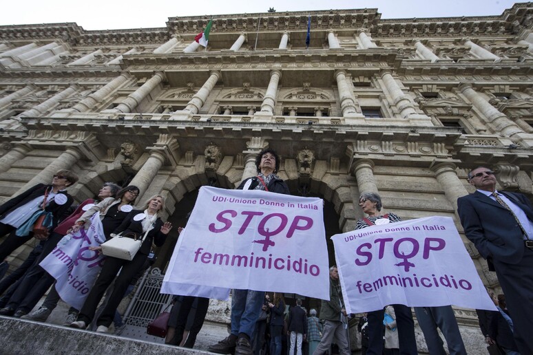 Donne contro il Femminicidio all 'esterno della Cassazione - RIPRODUZIONE RISERVATA