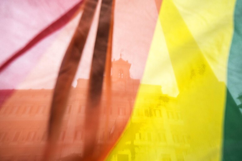 Una bandiera arcobaleno davanti Montecitorio - RIPRODUZIONE RISERVATA