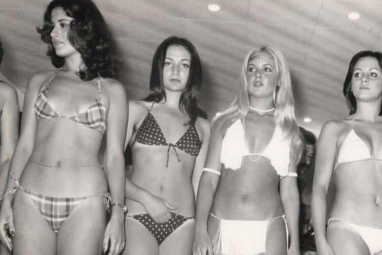 Ragazze indossano il bikini in una foto di archivio - RIPRODUZIONE RISERVATA