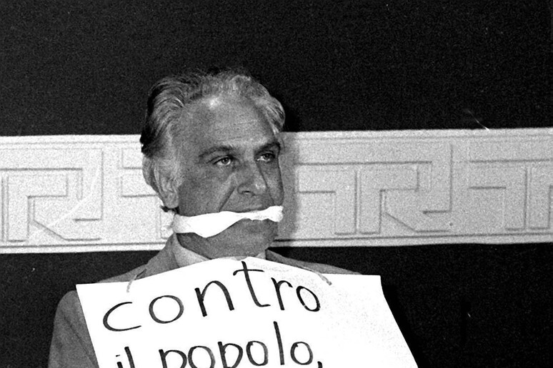 Marco Pannella imbavagliato durante una tribuna politica per i referendum  sull 'aborto durante la trasmissione Rai in un 'immagine di archivio - RIPRODUZIONE RISERVATA