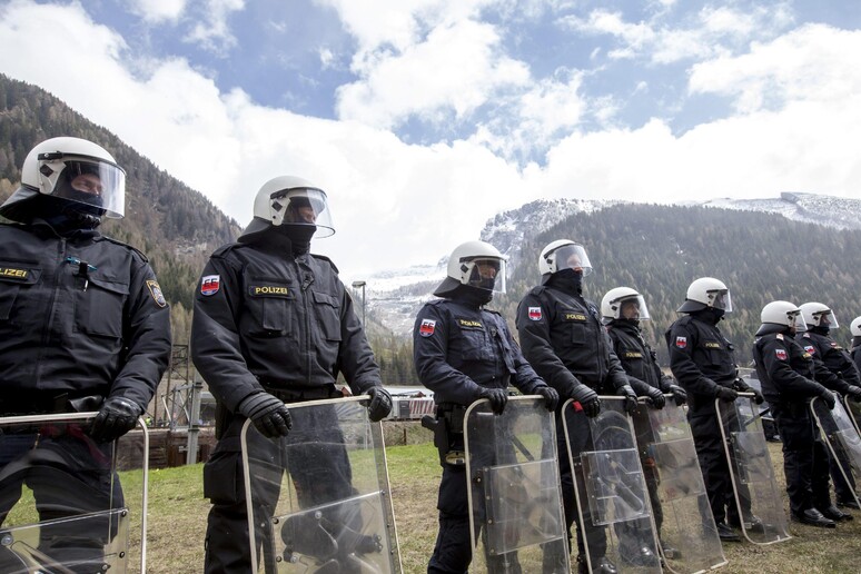 Agenti di polizia austriaci schierati al Breennero © ANSA/EPA