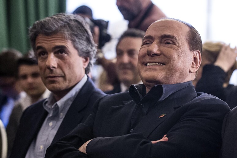 Il leader di Forza Italia, Silvio Berlusconi, con il candidato sindaco di Roma Alfio Marchini (s) durante la presentazione delle liste FI a Roma, in una immagine del 10 maggio 2016 - RIPRODUZIONE RISERVATA