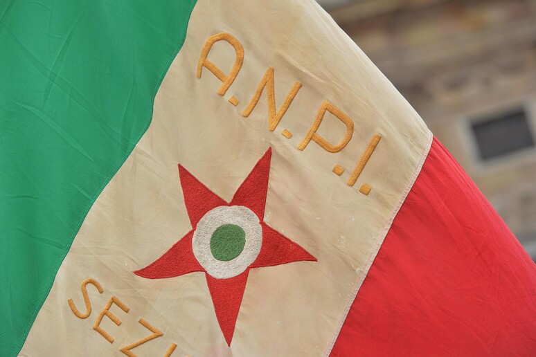 Una bandiera tricolore dell 'Anpi - RIPRODUZIONE RISERVATA