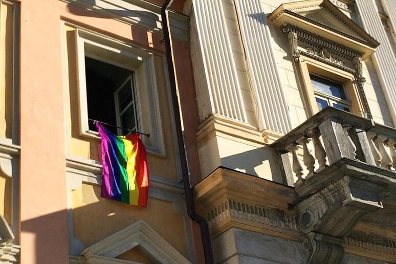 Bandiera arcobaleno fuori Municipio Aosta (foto tratta da Facebook Comune Aosta) - RIPRODUZIONE RISERVATA
