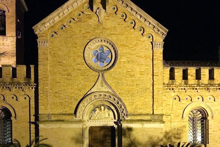 A Fermo bomba scoppia davanti alla chiesa di don Albanesi - RIPRODUZIONE RISERVATA