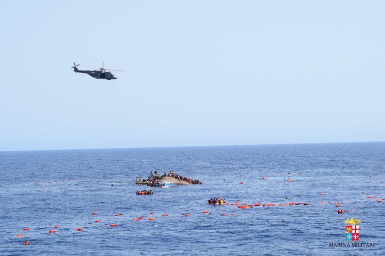 Operazioni di salvataggio di migranti naufragati al largo della Libia - RIPRODUZIONE RISERVATA