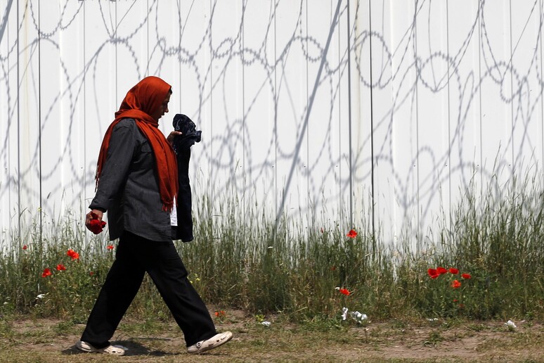 Una donna al confine tra Ungheria e Serbia © ANSA/AP