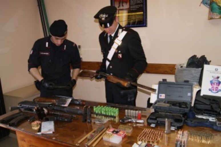 'Ndrangheta: scoperto arsenale, kalashnikov, fucili e pistole - RIPRODUZIONE RISERVATA