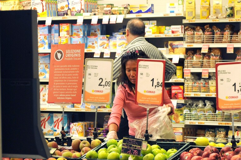 Un supermercato (foto archivio) - RIPRODUZIONE RISERVATA