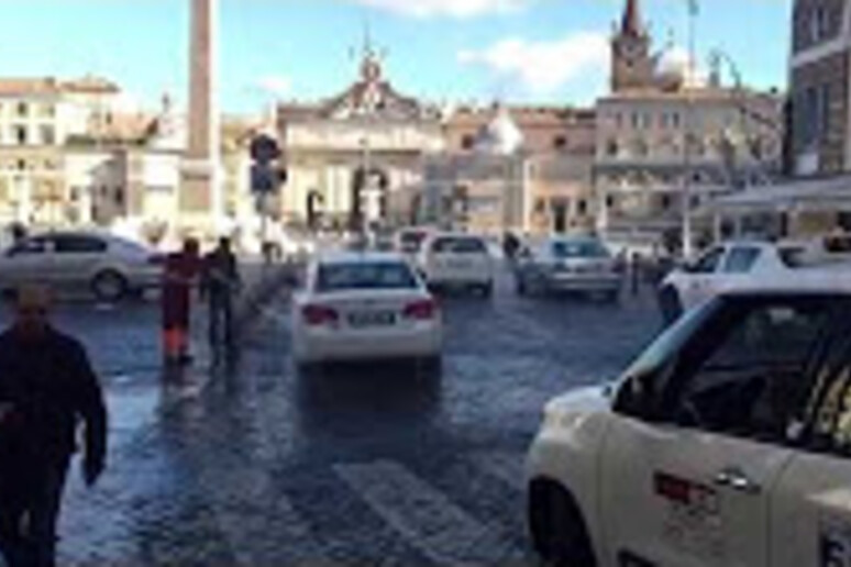 Operatore Ama lava taxi in centro a Roma, denuncia Codacons (VIDEO) - RIPRODUZIONE RISERVATA