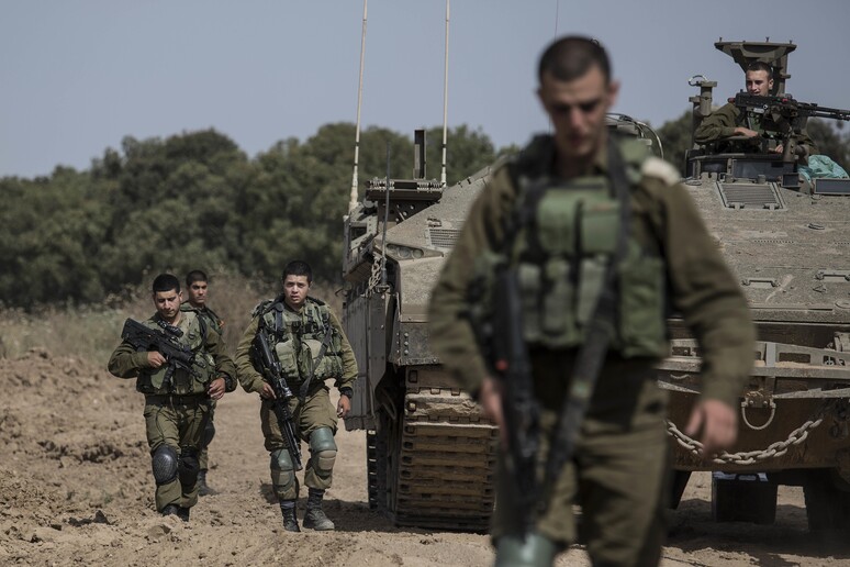 Soldati israeliani vicino alla striscia di Gaza © ANSA/AP