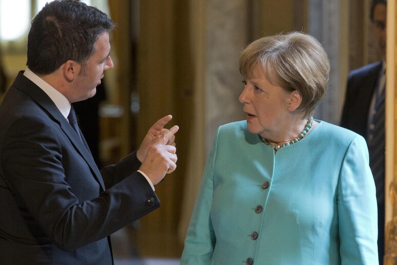 Matteo Renzi e Angela Merkel © ANSA/AP