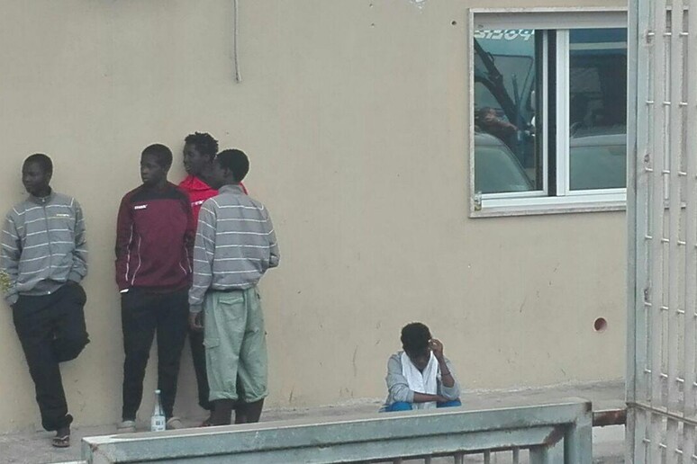 Migranti all 'interno dell 'hotspot di Pozzallo - RIPRODUZIONE RISERVATA