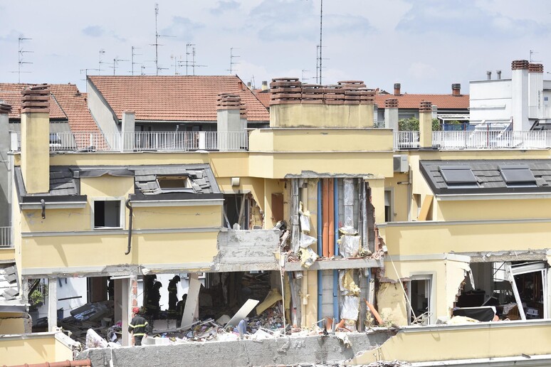 La palazzina sventrata a Milano a causa di una fuga di gas - RIPRODUZIONE RISERVATA