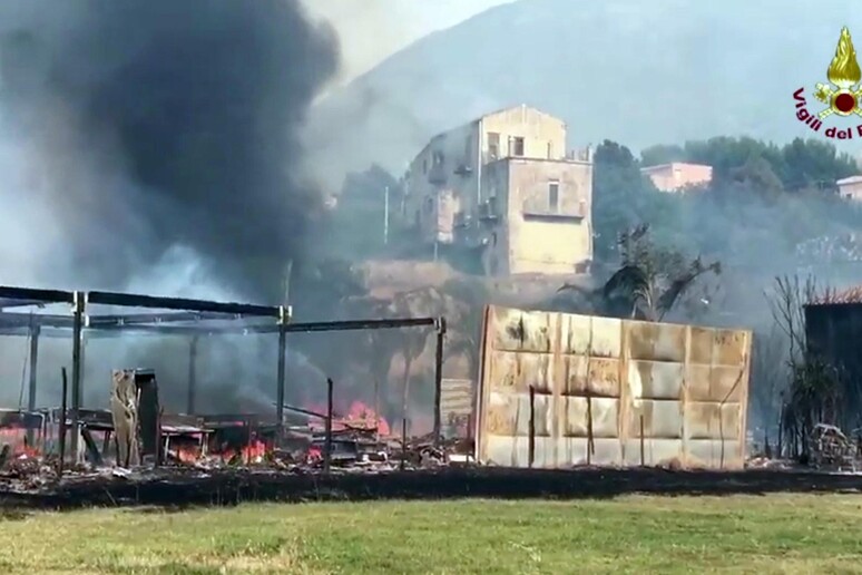 Il fermo immagine, tratto da un video dei vigili del fuoco, mostra incendio a Cefalu ' - RIPRODUZIONE RISERVATA