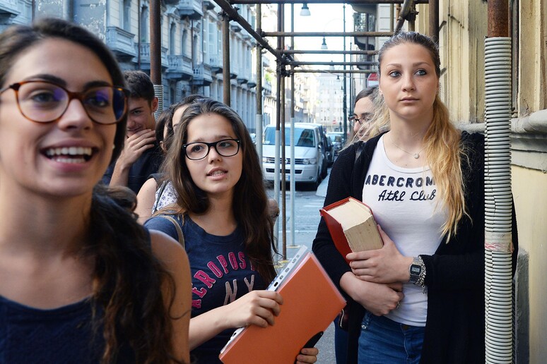 Gli studenti del Liceo Massimo D 'Azeglio di Torino - RIPRODUZIONE RISERVATA