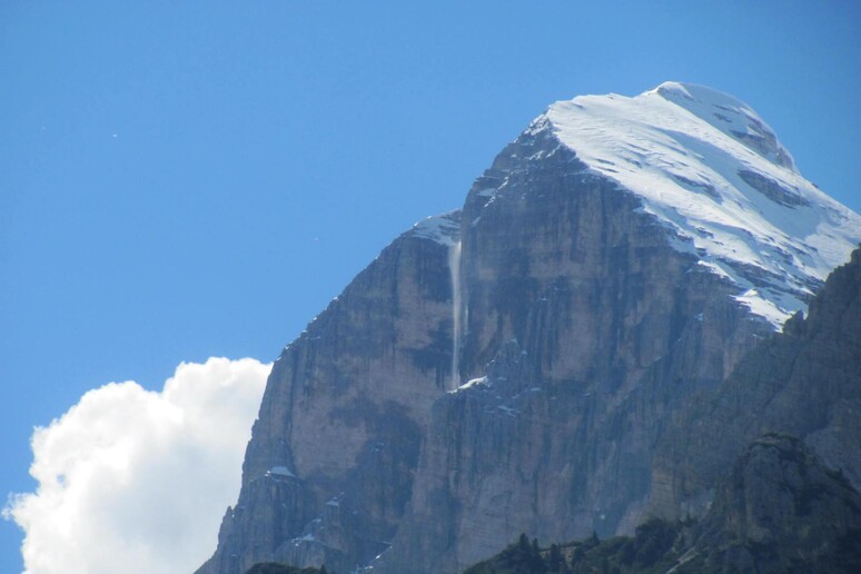 Caldo anche in montagna, riappare a Cortina cascata di Rozes - RIPRODUZIONE RISERVATA