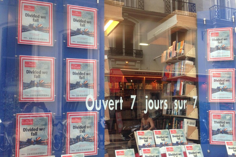 Una vetrina contro la Brexit: l 'idea della filiale parigina di WH Smith, la grande libreria inglese  della Rue de Rivoli, nel cuore della capitale di Francia - RIPRODUZIONE RISERVATA