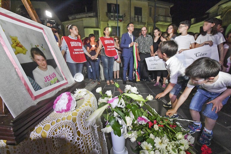 Bimba uccisa: oltre mille per preghiera in ricordo di Maria - RIPRODUZIONE RISERVATA