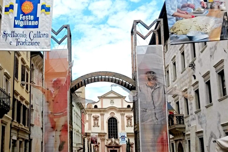 Feste vigiliane a Trento, via Belenzani - RIPRODUZIONE RISERVATA