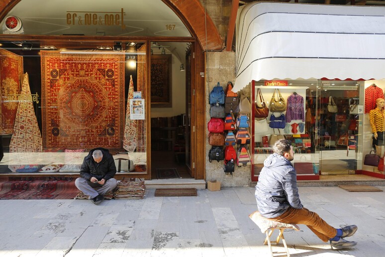 Venditori di  'souvenirs ' aspettano i turisti vicino alla Moschea Blu a Istanbul dopo l 'attentato terroristico nel quartiere Sultanahmet -     RIPRODUZIONE RISERVATA