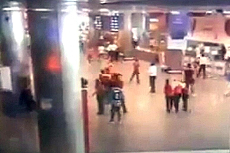 Attacco aeroporto Istanbul, feriti sono almeno 60 - RIPRODUZIONE RISERVATA