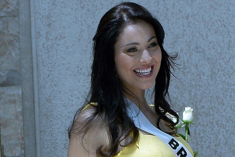 Fabiane Niclotti mentre posava per i fotografi a Miss Universo 2004 a Quito - RIPRODUZIONE RISERVATA