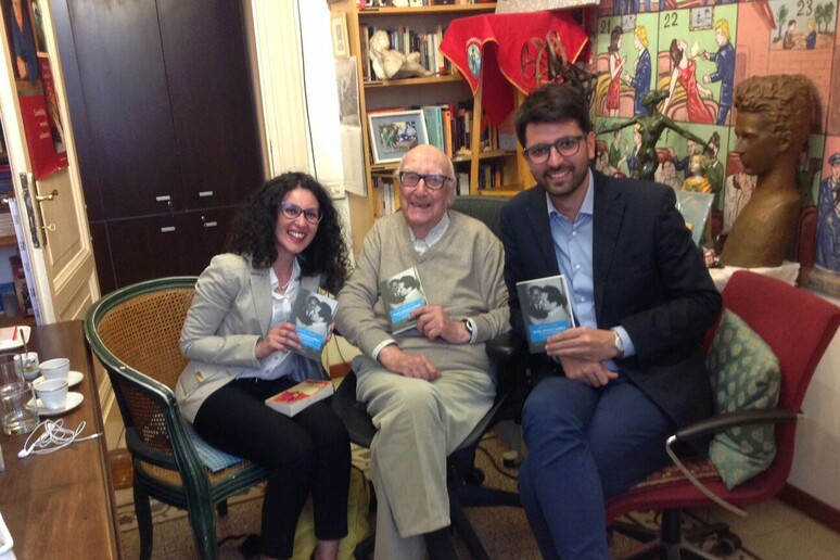 Andrea Camilleri con i due autori del libro Lorena Scimè e Andrea Cassisi - RIPRODUZIONE RISERVATA