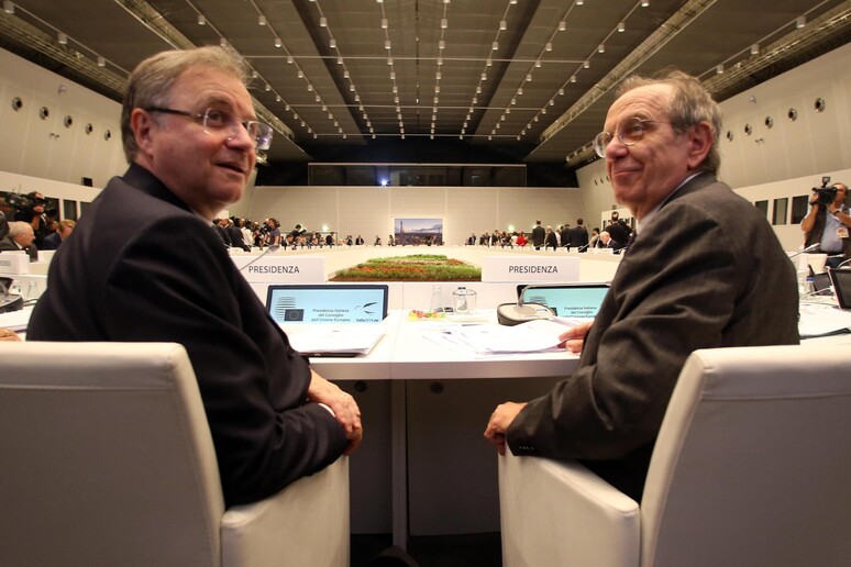 Il Governatore della Banca d 'Italia Ignazio Visco (s) con il ministro dell 'Economia Pier Carlo Padoan - RIPRODUZIONE RISERVATA