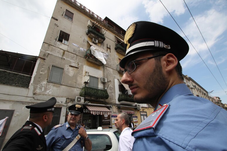 Ragazza ferita da colpi pistola a Napoli,  'ero su balcone ' - RIPRODUZIONE RISERVATA