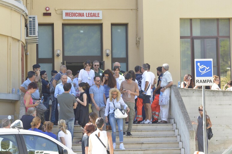 Parenti delle vittime nell 'istituto di medicina legale in Puglia - RIPRODUZIONE RISERVATA