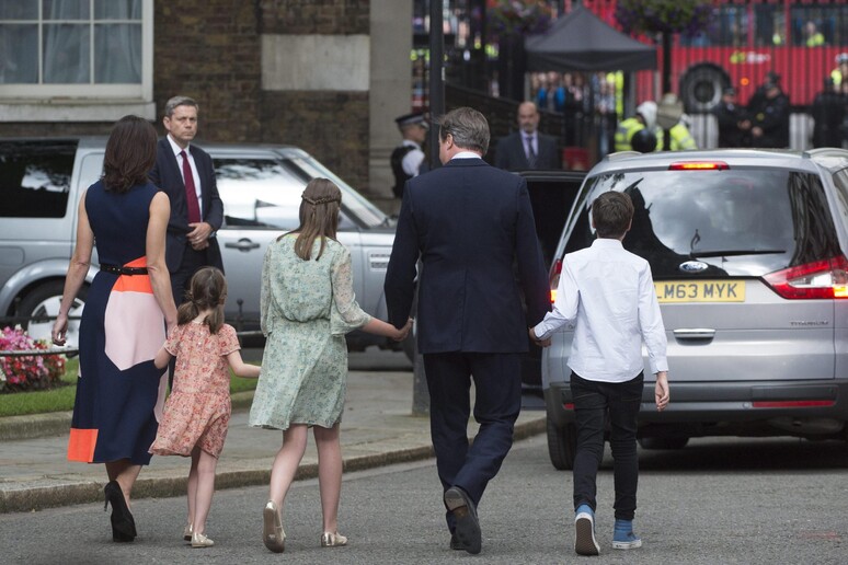David Cameron con la sua famiglia lascia Downing Street © ANSA/EPA