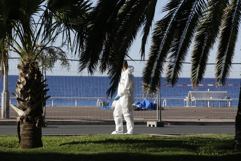 Nizza: ancora diversi di corpi sul marciapiede © ANSA/AP